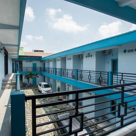 Hotel Reddoorz Syariah At Kartohardjo Madiun Esterno foto
