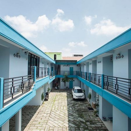 Hotel Reddoorz Syariah At Kartohardjo Madiun Esterno foto