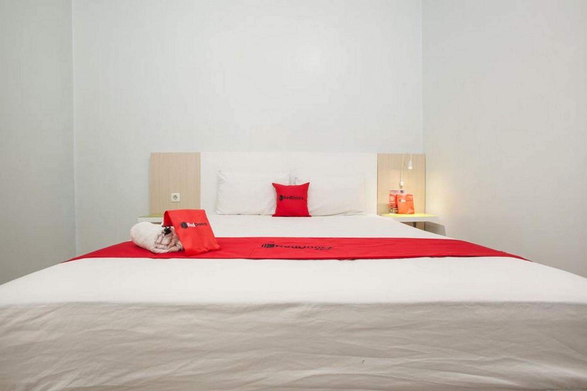 Hotel Reddoorz Syariah At Kartohardjo Madiun Esterno foto