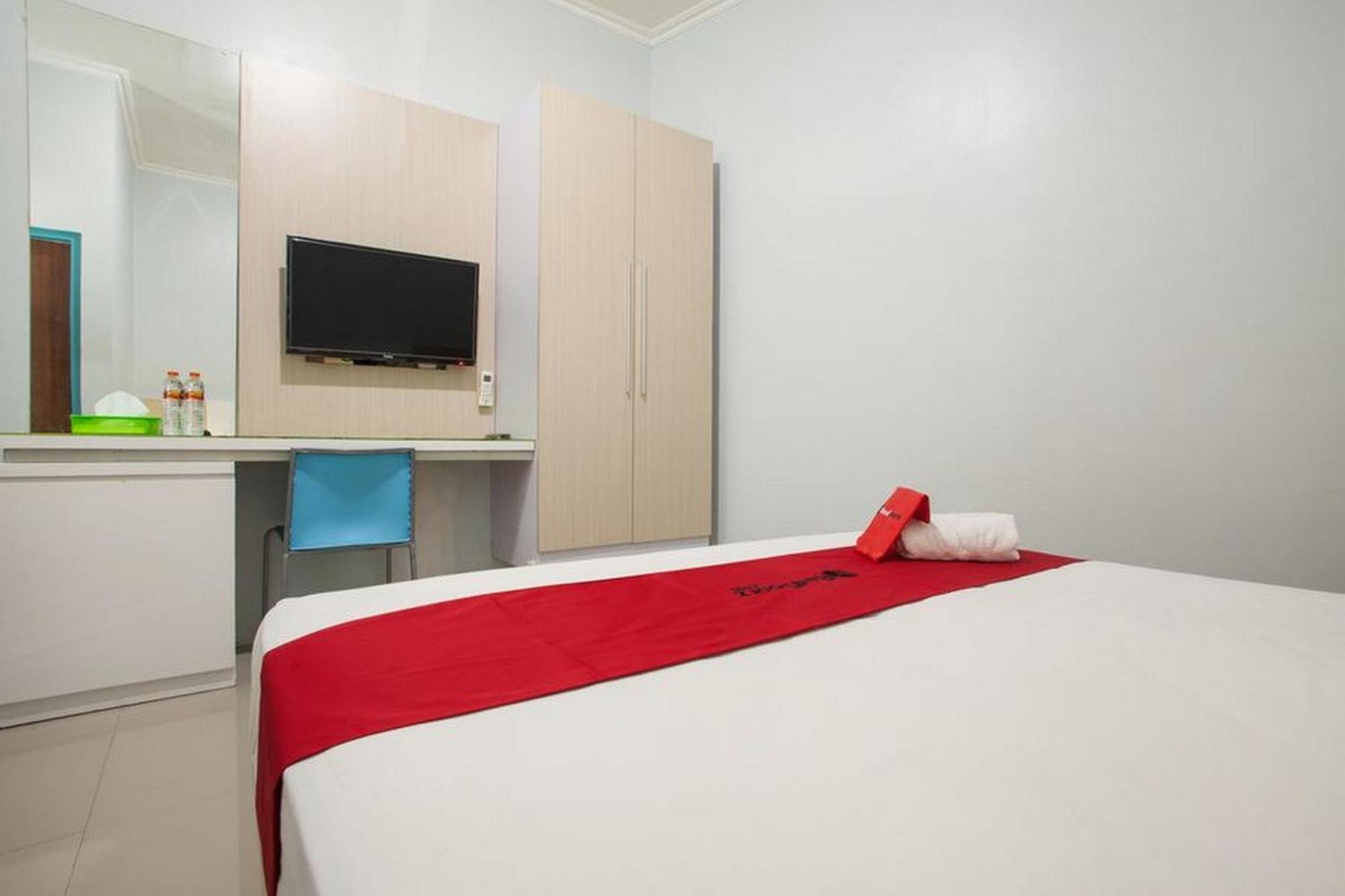 Hotel Reddoorz Syariah At Kartohardjo Madiun Esterno foto