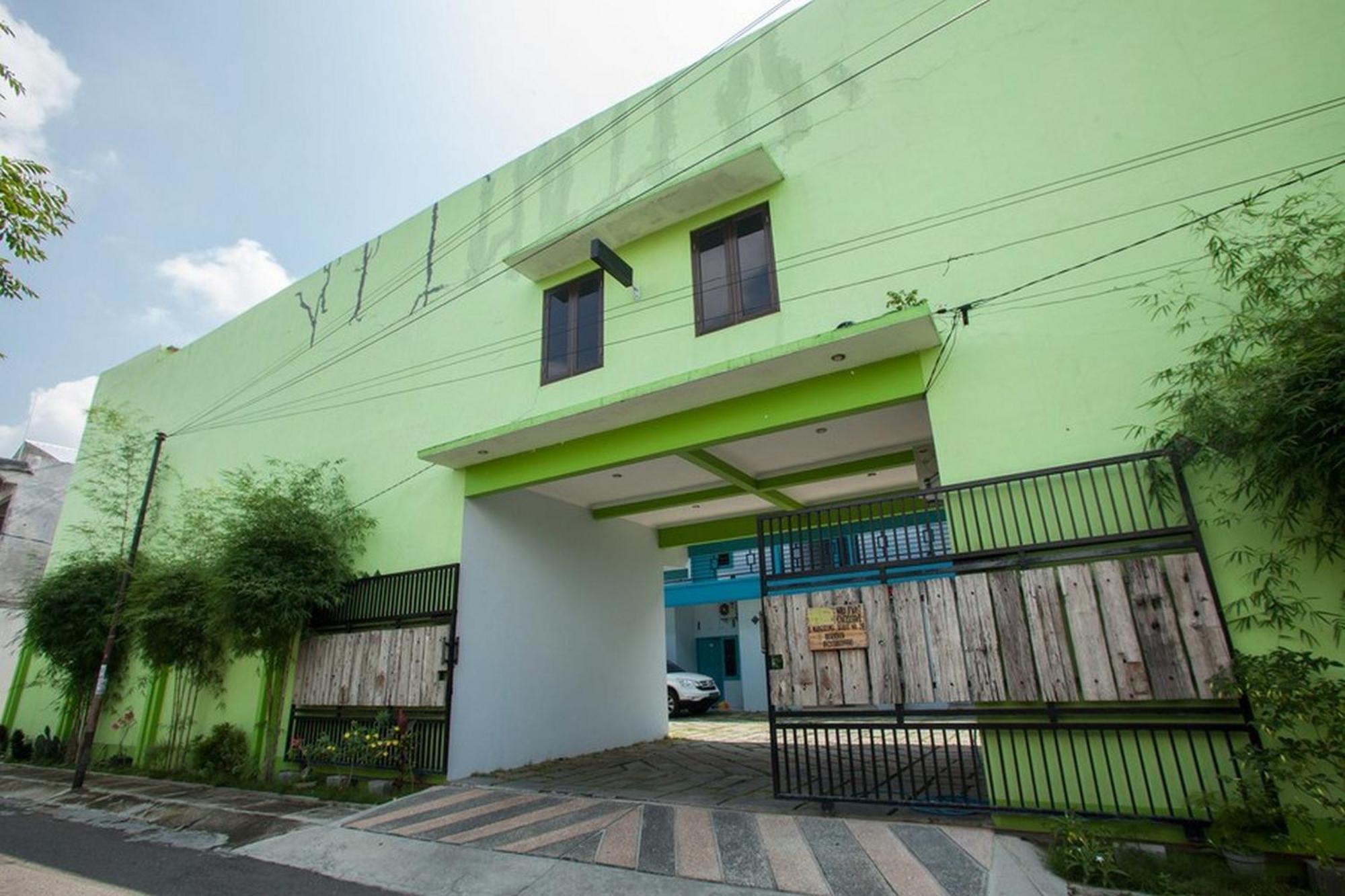 Hotel Reddoorz Syariah At Kartohardjo Madiun Esterno foto