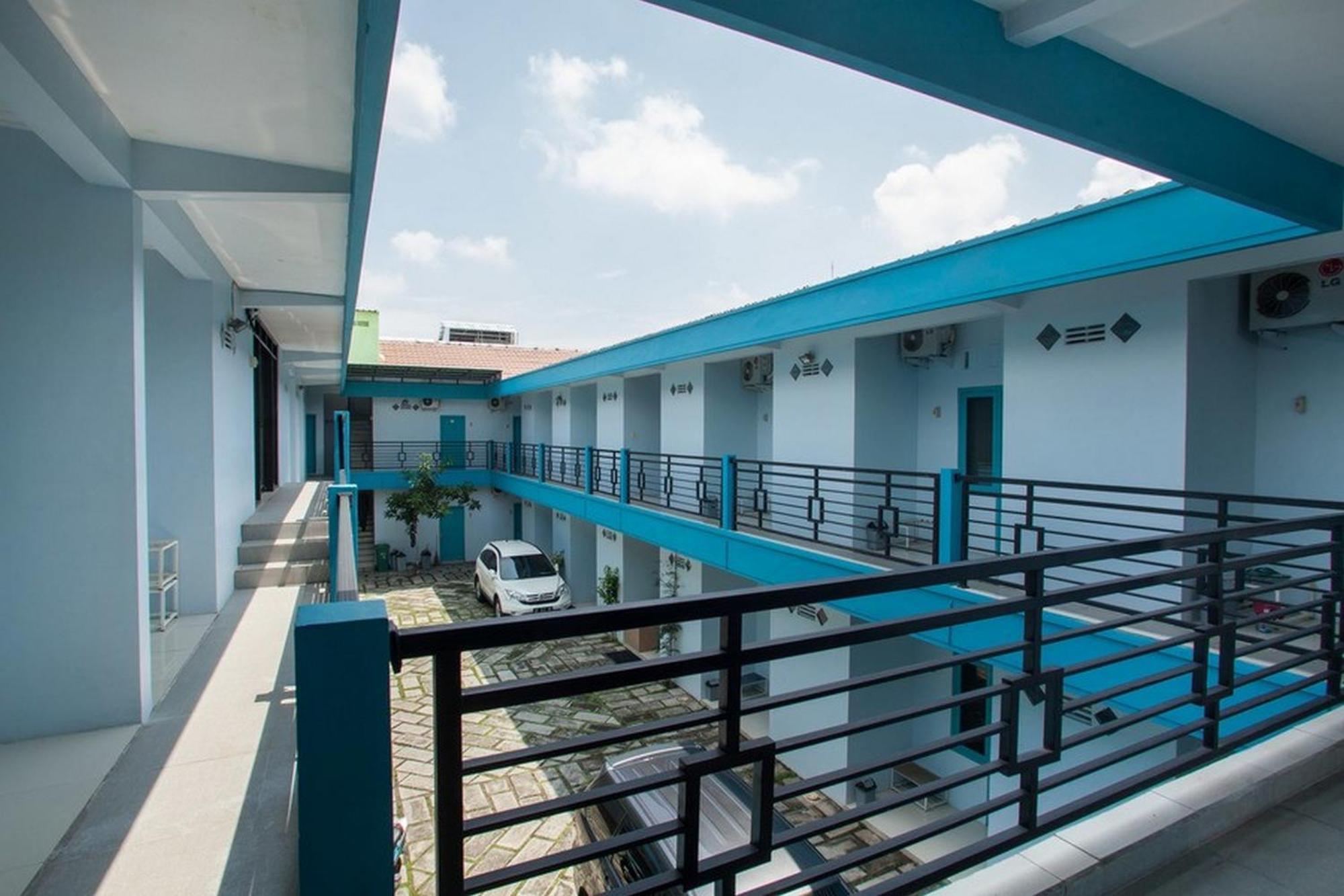 Hotel Reddoorz Syariah At Kartohardjo Madiun Esterno foto