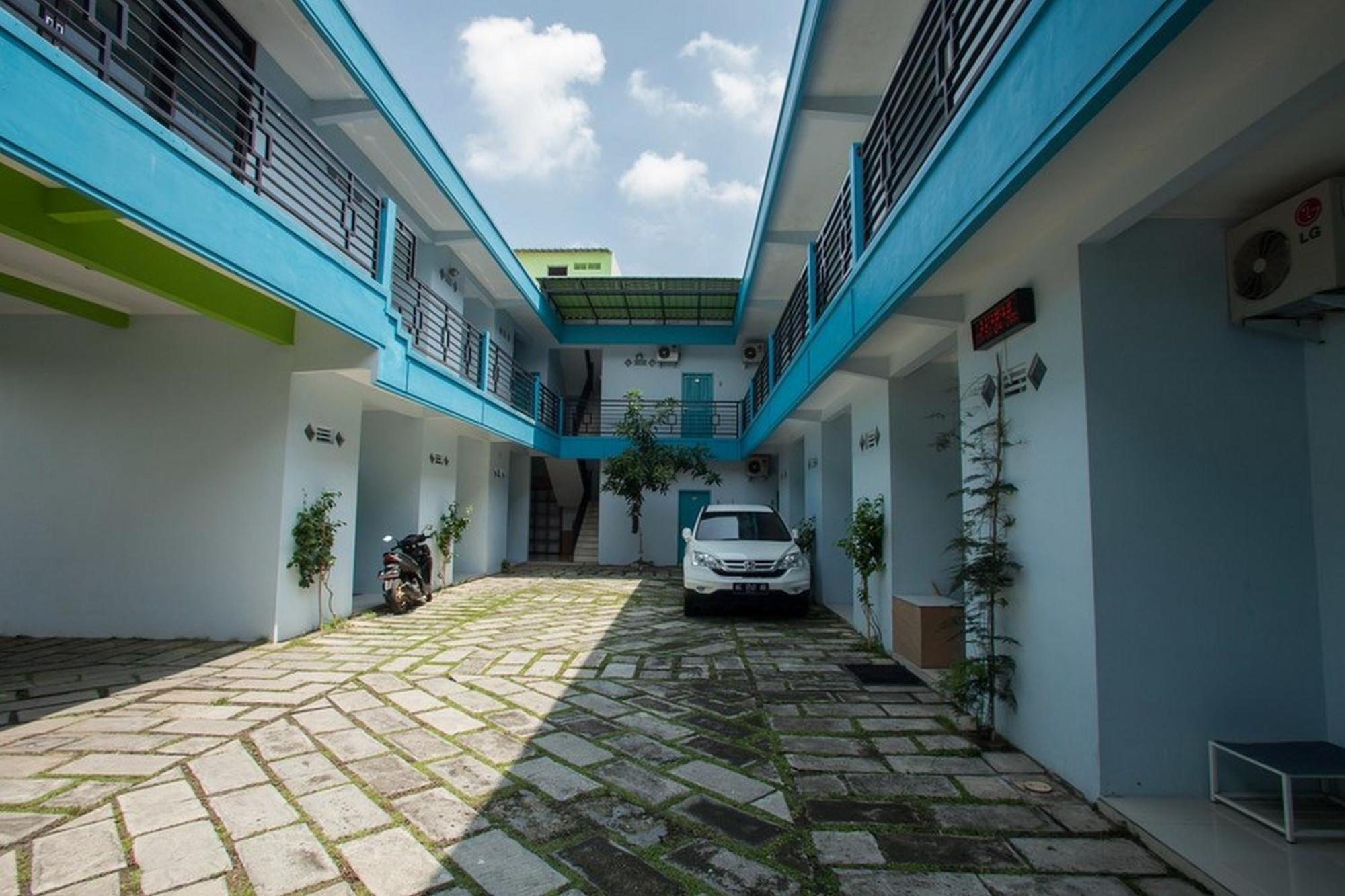 Hotel Reddoorz Syariah At Kartohardjo Madiun Esterno foto