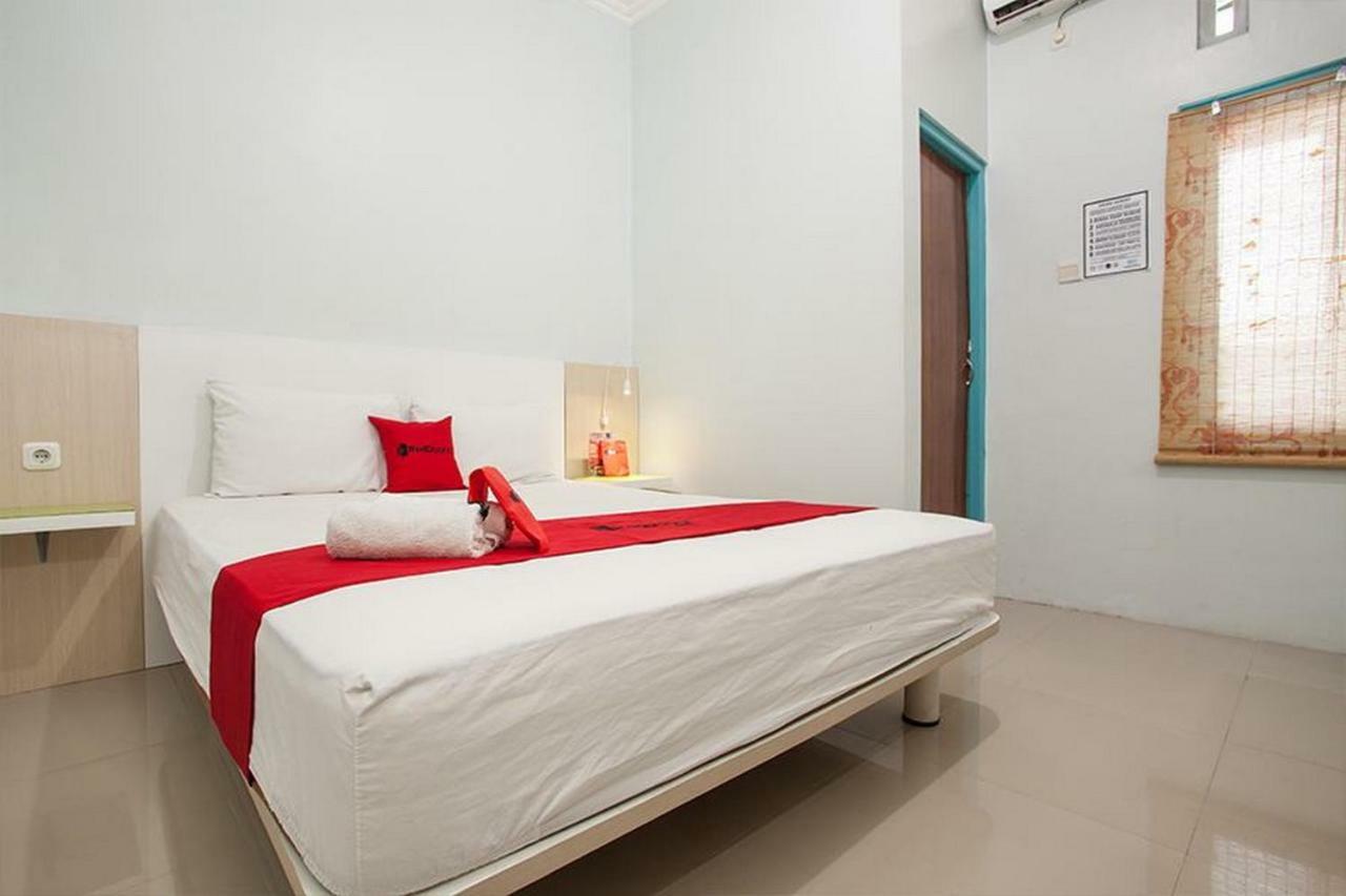 Hotel Reddoorz Syariah At Kartohardjo Madiun Esterno foto