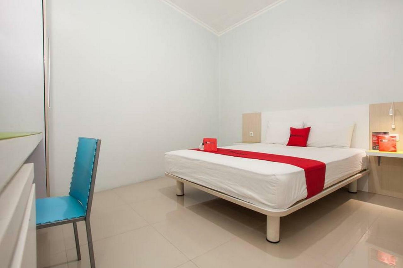 Hotel Reddoorz Syariah At Kartohardjo Madiun Esterno foto